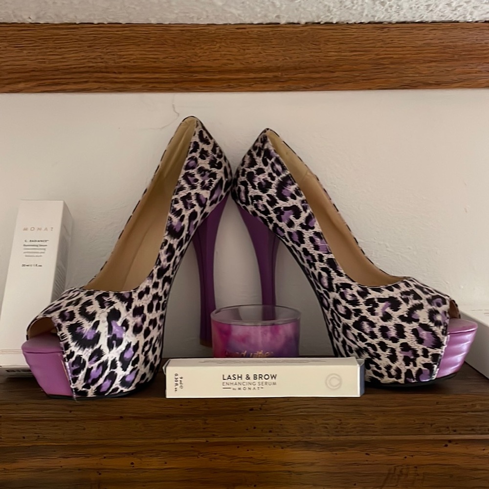 Peep toe pump heels